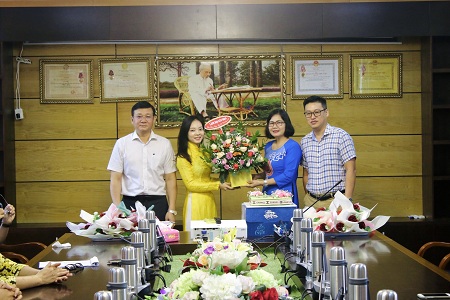 Lãnh đạo Liên đoàn và Chủ tịch Công đoàn Liên đoàn trao quà cho đại diện chị em phụ nữ Cơ quan Liên đoàn