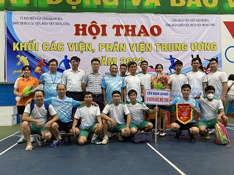 Các vận động viên của Liên đoàn Quy hoạch và điều tra tài nguyên nước miền Trung chụp hình với Lãnh đạo trước giờ thi đấu.