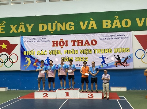 Ở nội dung đôi nam bộ môn Cầu lông Liên đoàn Liên đoàn Quy hoạch và điều tra tài nguyên nước miền Trung đạt huy chương đồng