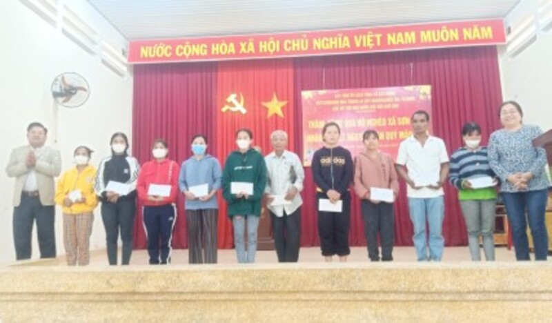 Liên đoàn Quy hoạch và Điều tra tài nguyên nước miền Trung tham gia thăm, tặng quà các hộ nghèo, gia đình khó khăn nhân dịp Tết Nguyên đán Quý Mão 2023