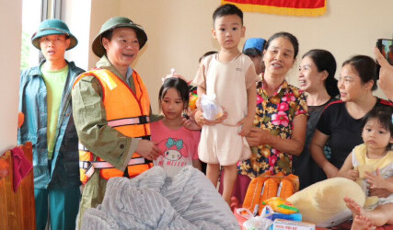 Bộ trưởng Bộ Tài nguyên và Môi trường Đỗ Đức Duy chỉ đạo công tác khắc phục hậu quả tại tâm lũ Cổ Phúc (Trấn Yên)