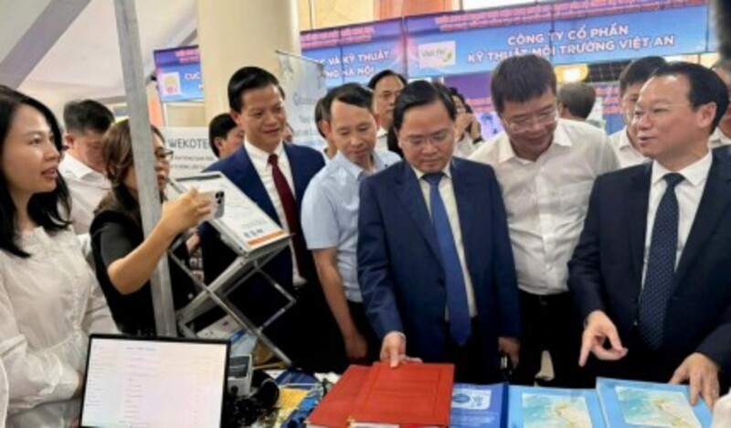 Bộ trưởng Đỗ Đức Duy tham quan thành tựu khoa học công nghệ lĩnh vực nông nghiệp và môi trường