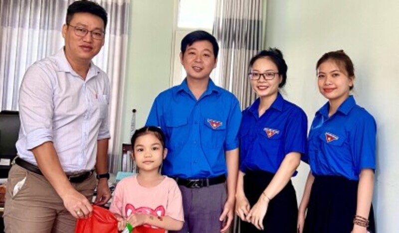 Gặp mặt, tặng quà nhân dịp Quốc tế Thiếu nhi 1/6