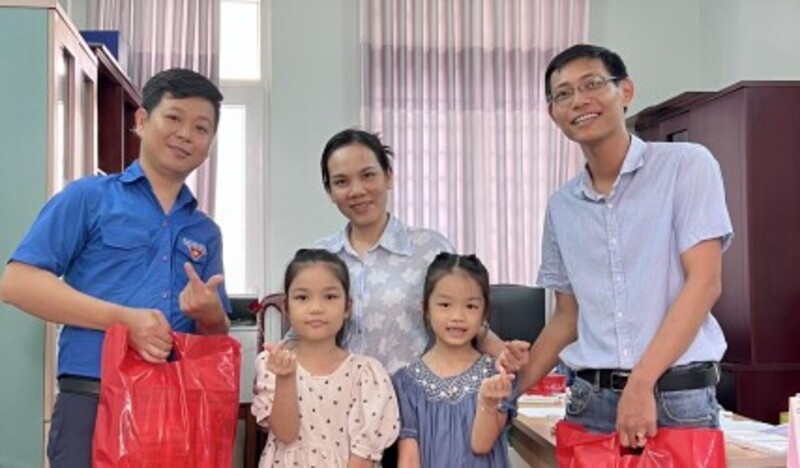 Gặp mặt, tặng quà nhân dịp Quốc tế Thiếu nhi 1/6