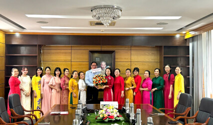 Gặp mặt, chúc mừng ngày phụ nữ Việt Nam